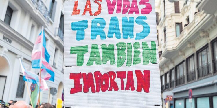 La mitad de las personas trans tienen pensamientos suicidas y de autolesión tras sufrir violencia y transfobia