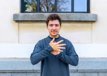 En uno de los 17 colegios con lengua de signos de Madrid: ‘Fuera de aquí, la realidad es otra y nos sentimos desprotegidos’