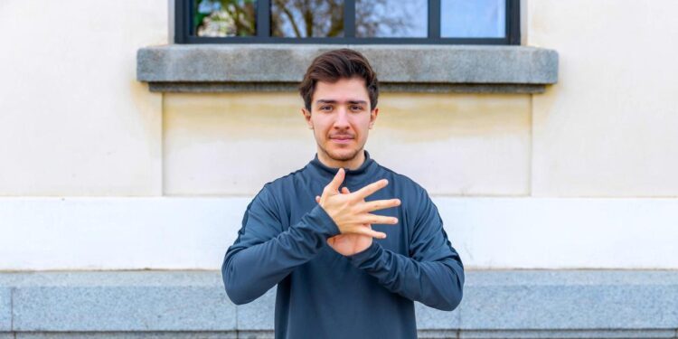 En uno de los 17 colegios con lengua de signos de Madrid: ‘Fuera de aquí, la realidad es otra y nos sentimos desprotegidos’