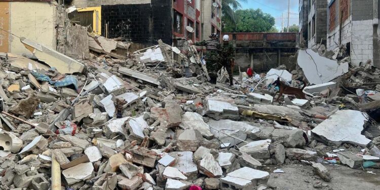 Un edificio se viene abajo en Colombia dejando una mujer muerta y cuatro niños heridos