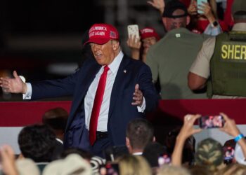 Trump carga contra la inmigración ilegal durante su mitin electoral en California