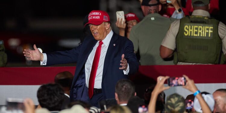 Trump carga contra la inmigración ilegal durante su mitin electoral en California