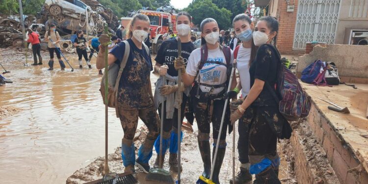 La ‘generación de cristal’ demuestra que es de hierro tras la DANA: ‘No podíamos quedarnos en casa’