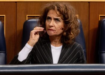 El Gobierno se compromete con ERC y Bildu a prorrogar el impuesto a las energéticas y salva su paquete fiscal