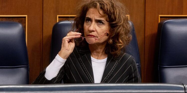 El Gobierno se compromete con ERC y Bildu a prorrogar el impuesto a las energéticas y salva su paquete fiscal