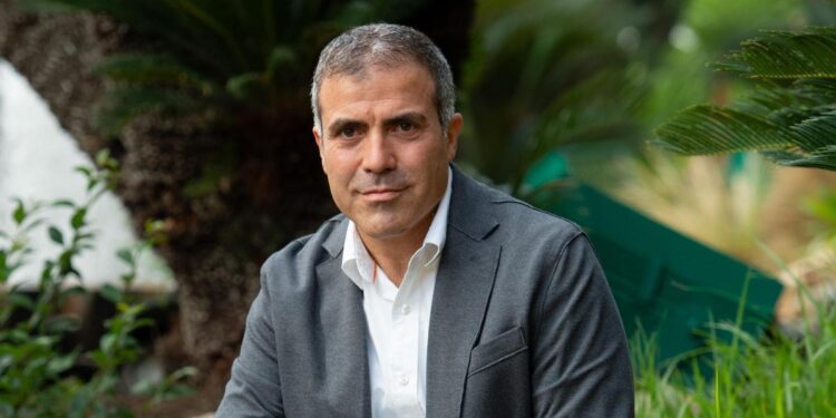 ‘El mundo interior’, de Francesc Serés: la memoria refugiada en casa de alguien