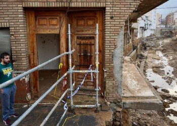 Botas, palas y desinfectantes gratis para los voluntarios en las localidades afectadas por la DANA