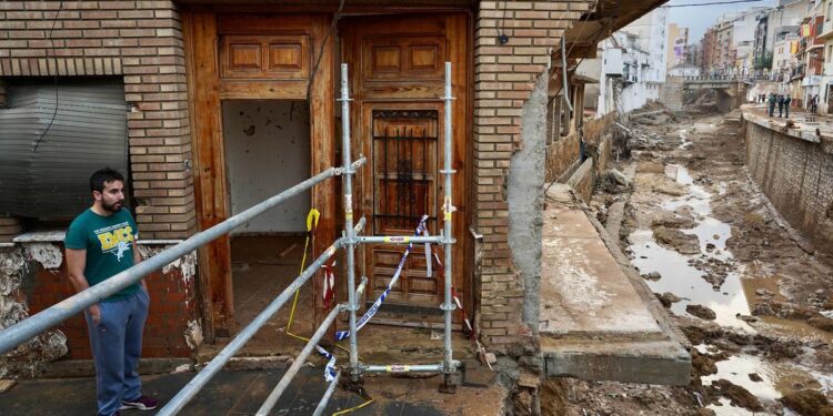 Botas, palas y desinfectantes gratis para los voluntarios en las localidades afectadas por la DANA