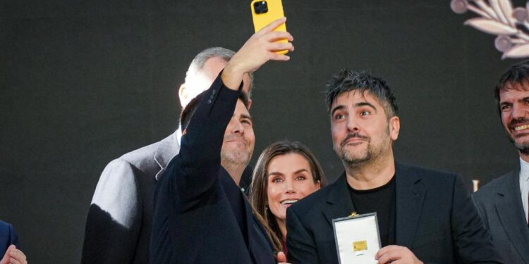 Estopa, sobre su ‘selfie’ con los reyes Felipe y Letizia con el que han saltado el protocolo: ‘Es justo lo que parece’