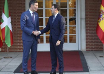 Sánchez y Pradales cierran el traspaso de ordenación del litoral y cinematografía