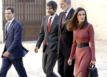 La reina Letizia luce en Sevilla un vestido de una tienda de Valencia afectada por la DANA
