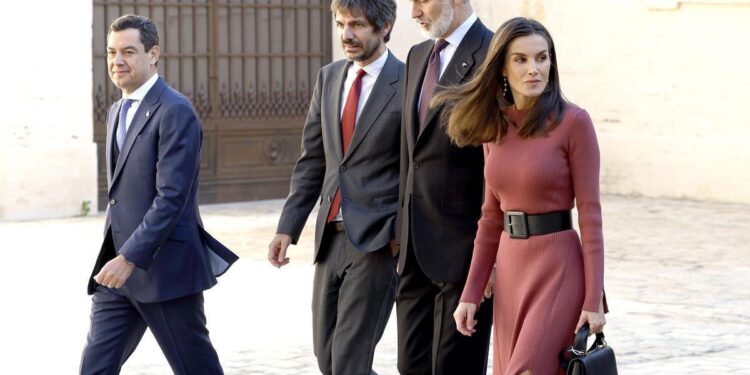 La reina Letizia luce en Sevilla un vestido de una tienda de Valencia afectada por la DANA