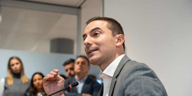 Ferraz impulsa el relevo de Lobato con un candidato único que evite las primarias en el PSOE de Madrid