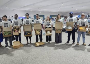 Una zapatilla manchada del barro de Valencia: activistas exhiben restos de desastres climáticos de todo el mundo en Bakú