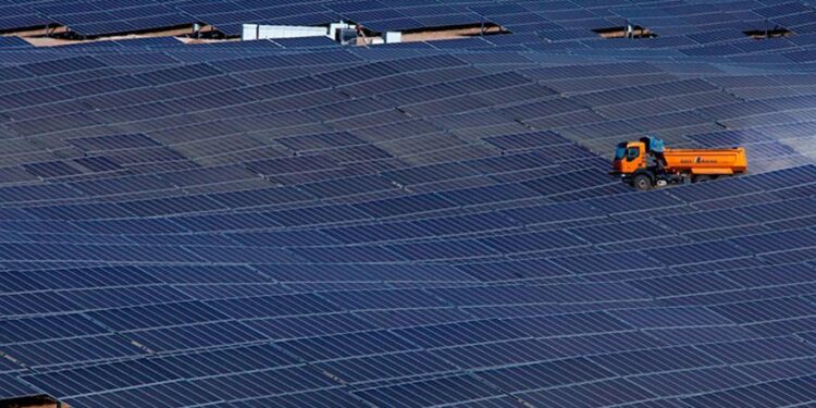 La industria alerta de la ‘paradoja verde’ de España: “La carrera de las renovables no tiene sentido si no hay nadie que consuma esa electricidad”