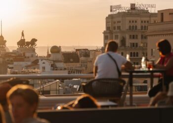 Cada vez más solteros planean citas sin alcohol para alcanzar ‘relaciones más profundas’: ‘Si le voy a gustar, que sea por todo lo que soy’