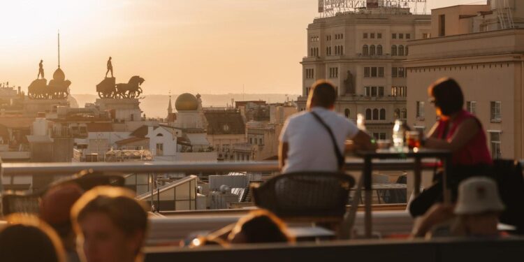 Cada vez más solteros planean citas sin alcohol para alcanzar ‘relaciones más profundas’: ‘Si le voy a gustar, que sea por todo lo que soy’