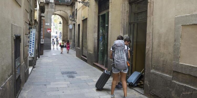 España impulsa un cambio legal en Europa para poder aplicar el IVA a las plataformas de pisos turísticos en 2025