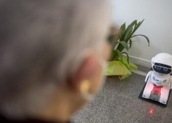 Los hombres se sienten más cómodos que las mujeres con la idea de que les cuiden robots