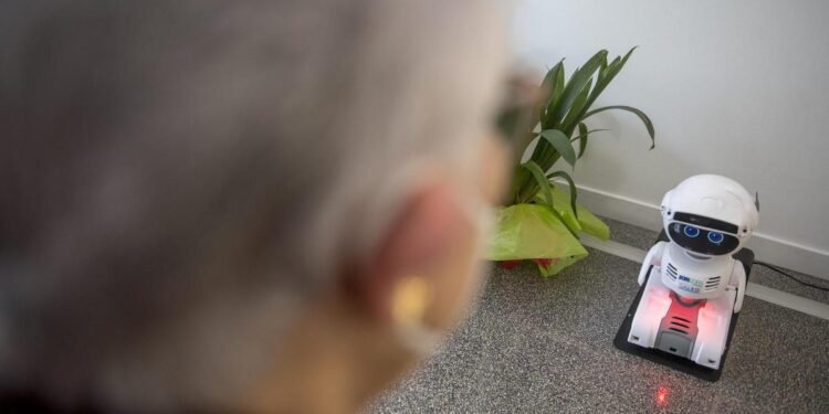 Los hombres se sienten más cómodos que las mujeres con la idea de que les cuiden robots