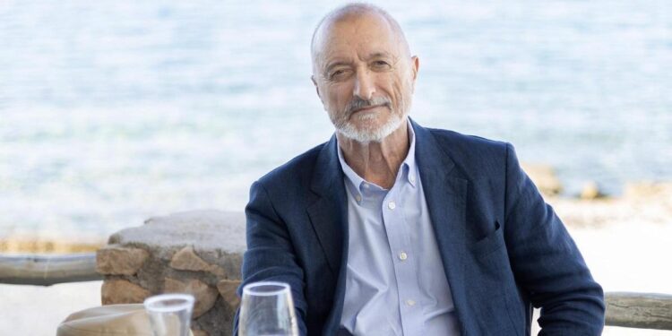 ‘La isla de la mujer dormida’, de Arturo Pérez-Reverte: mar, guerra y amor