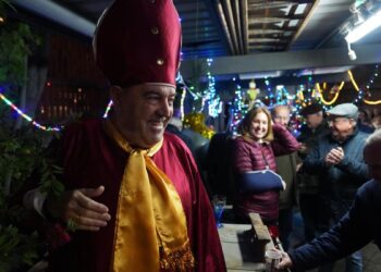 El ‘alcalde de Vicálvaro’ se adelanta a Almeida en el encendido de luces de Navidad y reclama un edificio para su museo