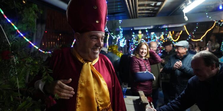 El ‘alcalde de Vicálvaro’ se adelanta a Almeida en el encendido de luces de Navidad y reclama un edificio para su museo