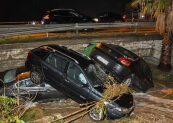 El agua arrastra vehículos en Almería y rescatan a tres personas atrapadas
