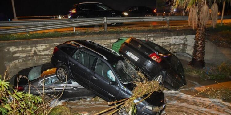 El agua arrastra vehículos en Almería y rescatan a tres personas atrapadas