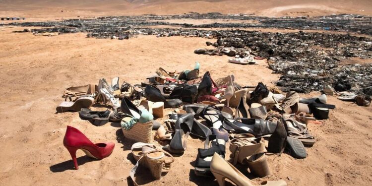 Greenpeace le sigue la pista a 23 prendas llevadas a un contenedor de ropa y esto es lo que ocurre