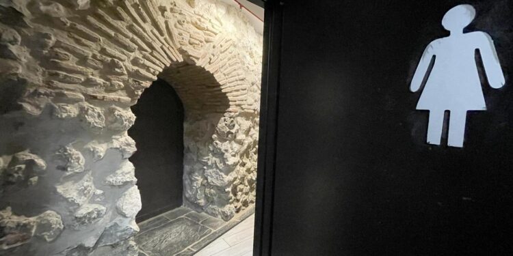 El tesoro del siglo XII que esconden los baños de un Foster’s Hollywood en Madrid: ‘Necesita una intervención urgente’