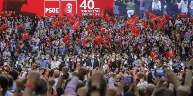 Sánchez intenta mostrar fortalezas ante un cónclave de debilidad