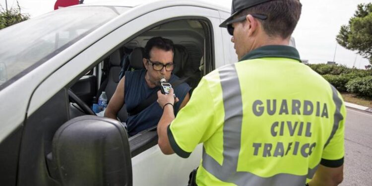 El Congreso pide al Gobierno que baje la tasa máxima de alcohol al volante al 0,2 con el ‘no’ de Vox y la abstención del PP