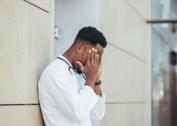 Los psicólogos y los psiquiatras también lloran: las segundas víctimas tras el suicidio de un paciente