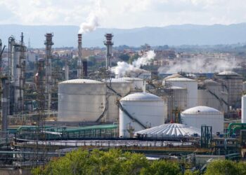 Petroleras y banca se unen para amenazar al Gobierno con menos inversión y crédito si hace permanente sus impuestos