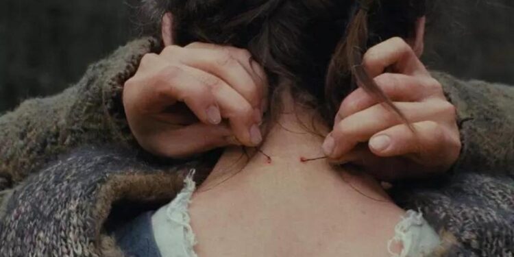 Crítica de ‘El baño del diablo’: el terror que se inspira en la historia