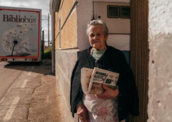 El autobús que lleva libros a los pueblos de la España vaciada: ‘Da igual si vienen dos personas, es rentable socialmente’