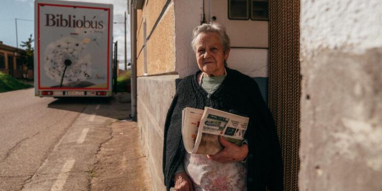 El autobús que lleva libros a los pueblos de la España vaciada: ‘Da igual si vienen dos personas, es rentable socialmente’