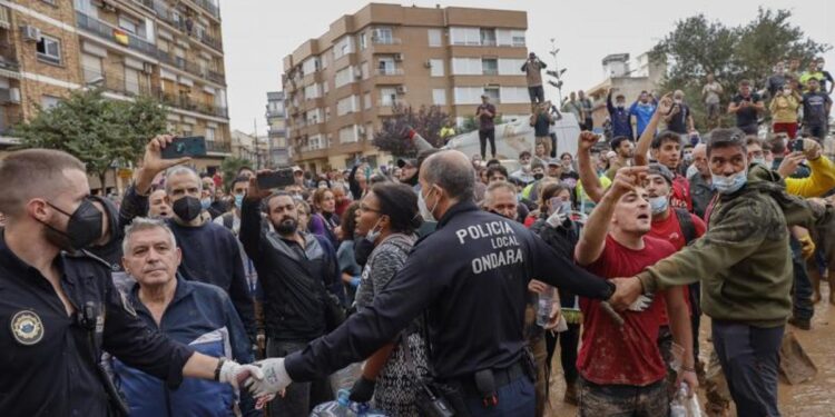 La Seguridad del Estado investiga a ultras y negacionistas como promotores de los ataques contra Sánchez y los Reyes