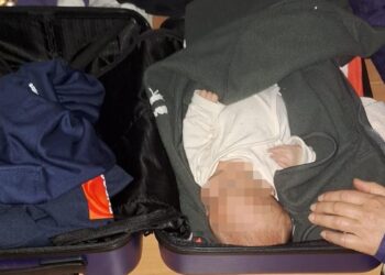 Aurora, la bebé de un mes que se salvó de la DANA en una maleta