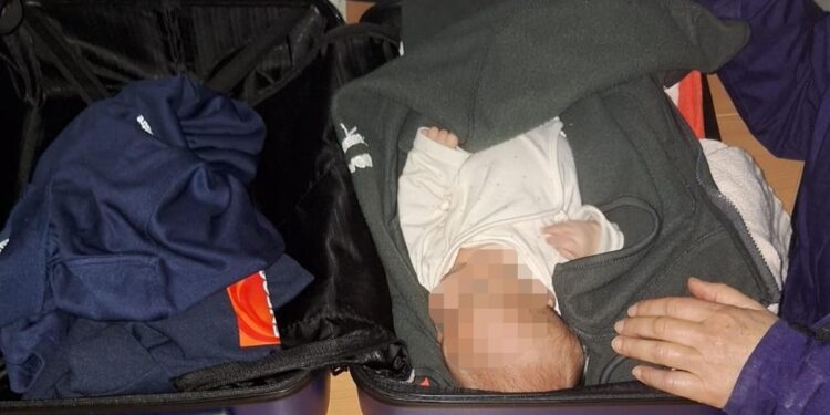 Aurora, la bebé de un mes que se salvó de la DANA en una maleta