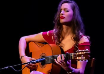 Mercedes Luján, la guitarrista que rompe barreras en el flamenco con un espectáculo 100% femenino
