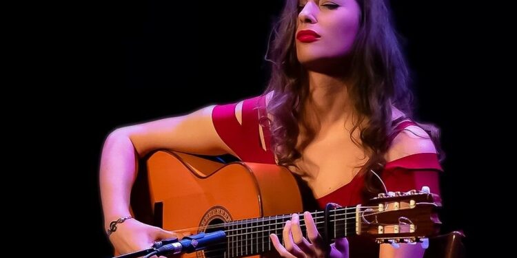 Mercedes Luján, la guitarrista que rompe barreras en el flamenco con un espectáculo 100% femenino