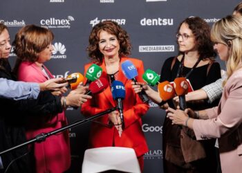 Montero admite que los impuestos a energéticas y banca están en el aire por el difícil apoyo parlamentario