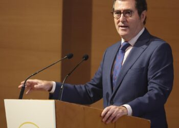 La CEOE alerta de una potencial fuga de inversiones si se hacen permanentes los impuestos a banca y energéticas