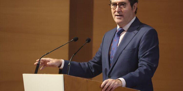 La CEOE alerta de una potencial fuga de inversiones si se hacen permanentes los impuestos a banca y energéticas