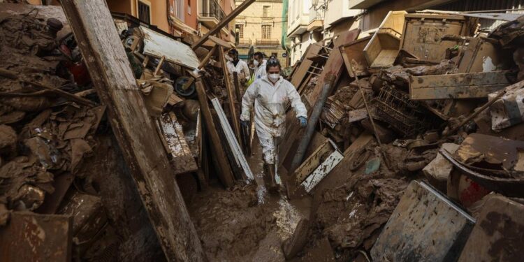 La riada que no cesa: ‘Venimos de toda España para superar juntos el desastre’