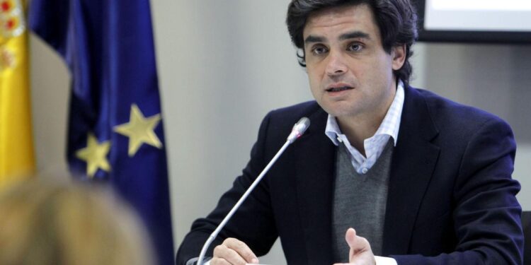 Quién es Juan José Güemes, el exconsejero madrileño imputado en el caso Begoña Gómez