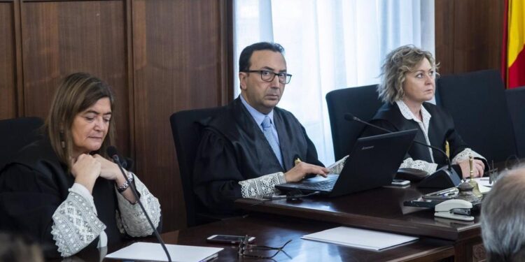 Dos juezas que dictaron la primera sentencia de los ERE en la Audiencia de Sevilla, encargadas de revisar la condena a Chaves y Griñán