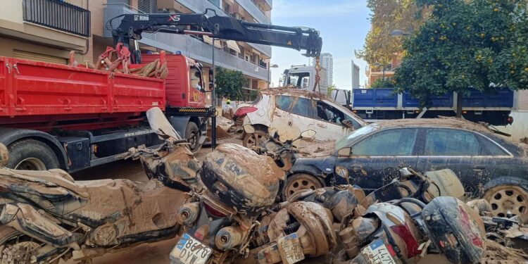 Afectados por la DANA en La Torre: ‘Necesitamos una nevera, colchones, algo para cocinar… Es que no tenemos nada’